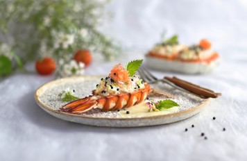 Paassalade met rivierkreeftjes en krab